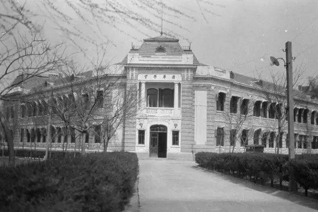 学校是以让学生出国后能迅速适应美国校园生活而设立的留美预备学校