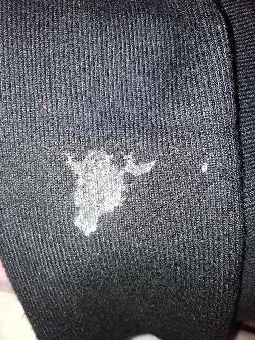 合租衣服上莫名其妙出现白污渍怀疑是精斑