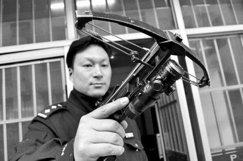 "这是一种激光仪瞄准,钢弓发射麻醉猎箭的弩,射猎50米以内的对象,几乎