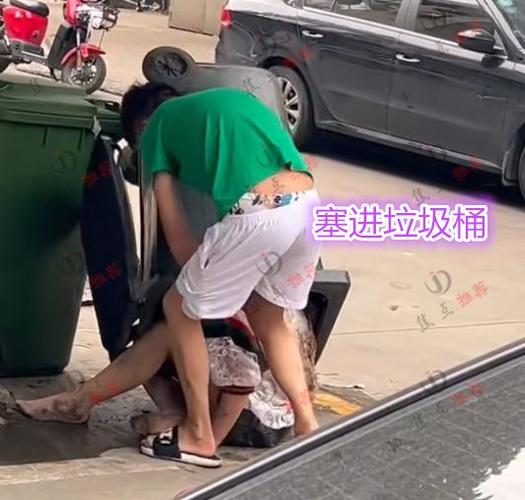 可怜女子让男友买金首饰分手后拒归还前男友将其塞进垃圾桶