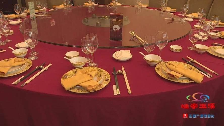 在红塔大酒店二楼餐厅里,桌旁摆放着宣传使用公筷公勺,文明用餐的小
