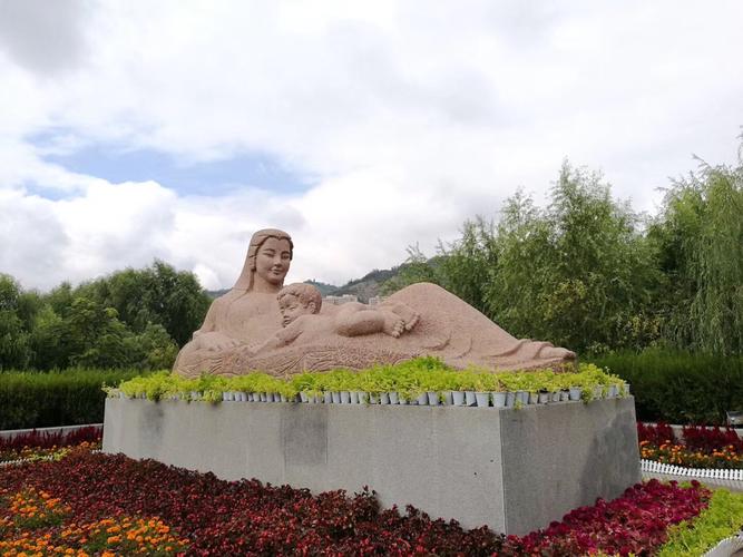 黄河母亲雕塑,静躺黄河岸边,孕育华夏儿女.