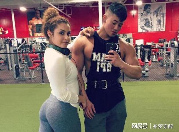 22岁华裔小伙,凭借饱满胸肌在国外爆红,收获不少洋妞粉丝