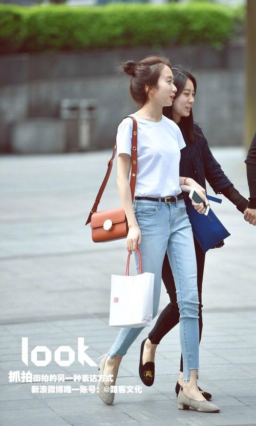 白t恤搭配浅色牛仔裤在夏季永不过时