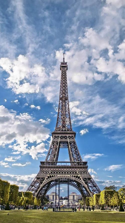 它是世界著名建筑,法国文化象征之一,巴黎城市地标之一,巴黎最高建筑