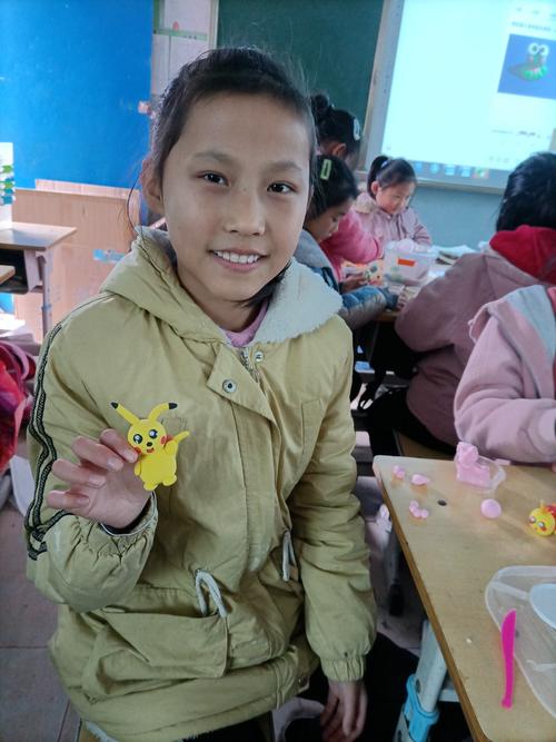 高平一小少年宫彩泥社团活动(五)—青蛙和皮卡丘的制作