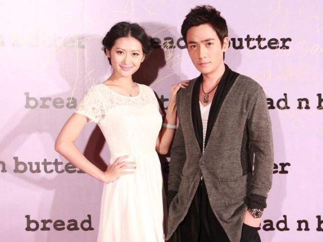 朱一龙跟谁合影都一本正经,唯独遇到她,才有这么亲密