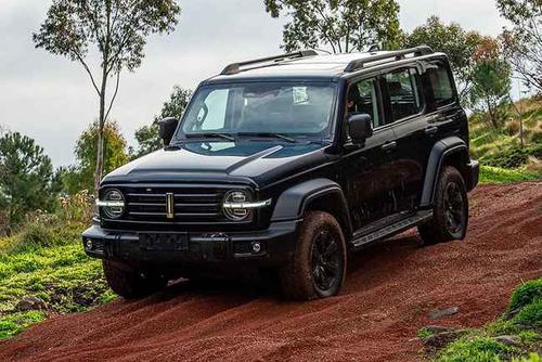 长城汽车 tank 300 是一款魁梧,块状的 4x4 越野车,具有潜在的牧马人