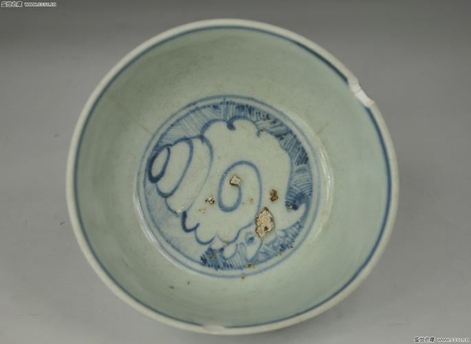 明正德景德镇窑骜纹海云纹青花碗