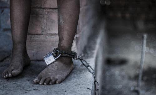 河南14岁女孩被老汉囚禁6年,为父子俩生3娃,发现时母亲已认不出