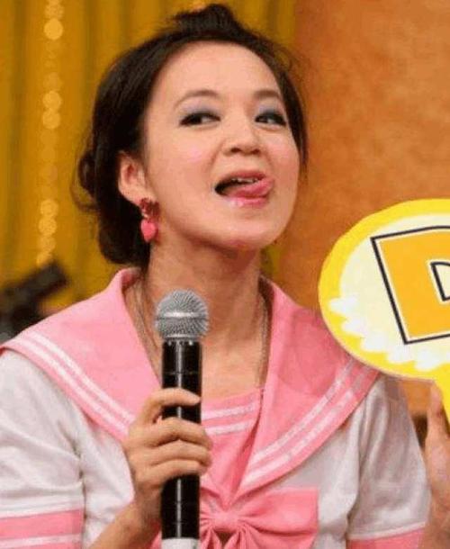 公众场合吐舌头的十大明星,林志玲最可爱,杨幂受到惊吓