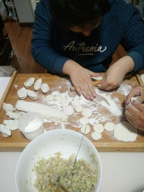 冬至将近,全家动手包饺子.