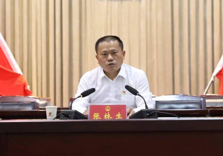 6月24日,夏邑县人大常委会主任张林生主持召开县十六届人大常委会第一