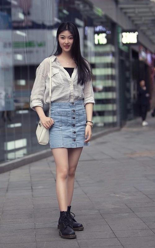 街拍小姐姐个性时尚美丽性感俊美可人很显眼