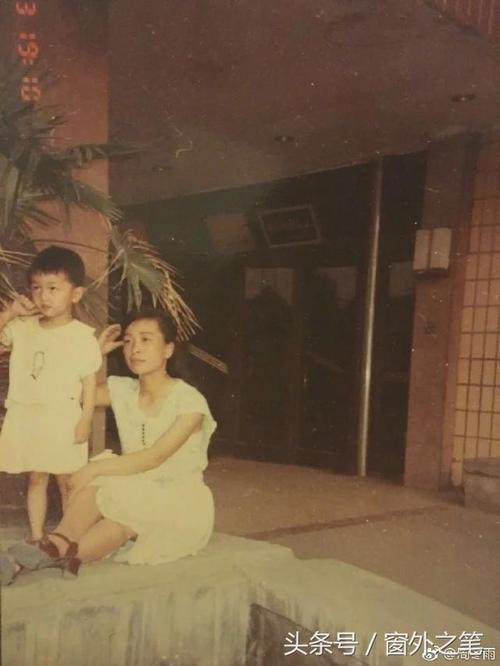 周冬雨小时候跟现在一样的哦.