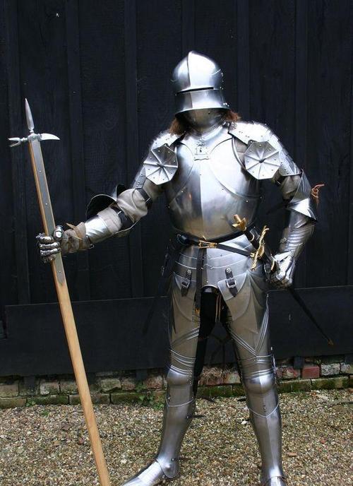 十五世纪最著名的铠甲之一:哥特式盔甲