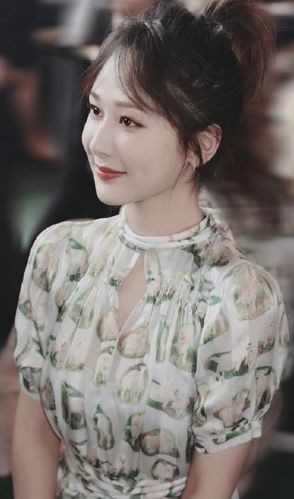 杨紫西装裙穿出优雅知性美,配半丸子头活泼可爱