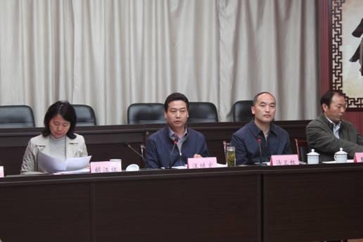 县委副书记,县长汪继宏(左二)对全县"三线三边三小"环境整治工作提出