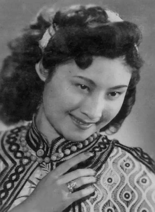 梅兰芳爱徒,婚姻历经坎坷,嫁给大20岁的大师后,却以自杀结尾