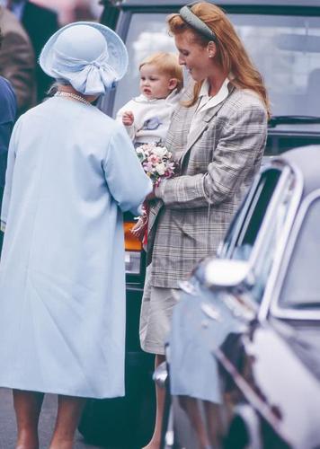 1989年,伊丽莎白女王,莎拉和安德鲁王子以及他们的孩子比阿特丽斯公主