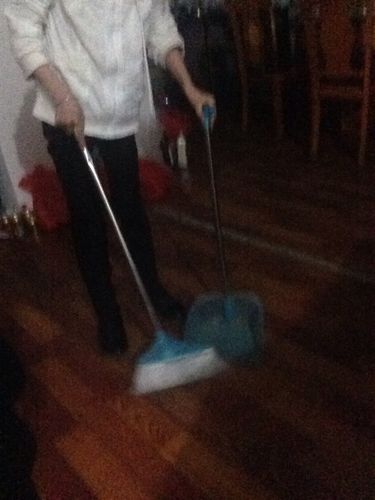 我帮着扫地.