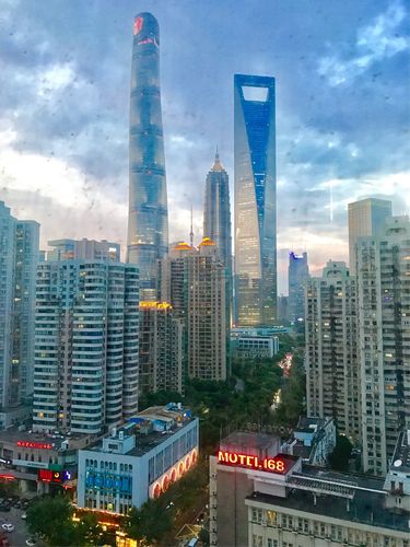 陆家嘴金融中心的标志性建筑---超高建筑群
