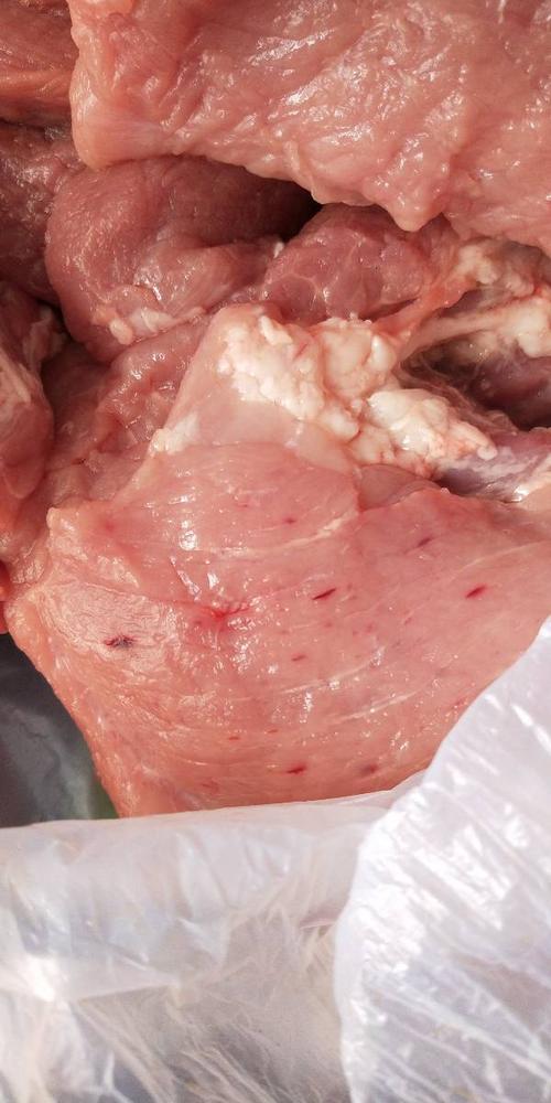 猪肉肥肉里面有血丝一样的一条条的是什么东西能吃吗?