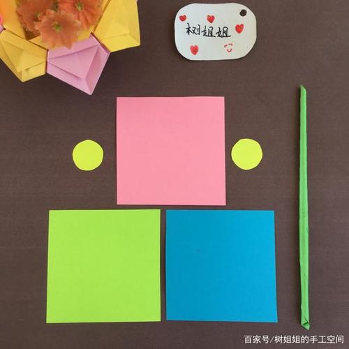 花朵折纸:只需要3个正方形就可以折出一朵漂亮的3色