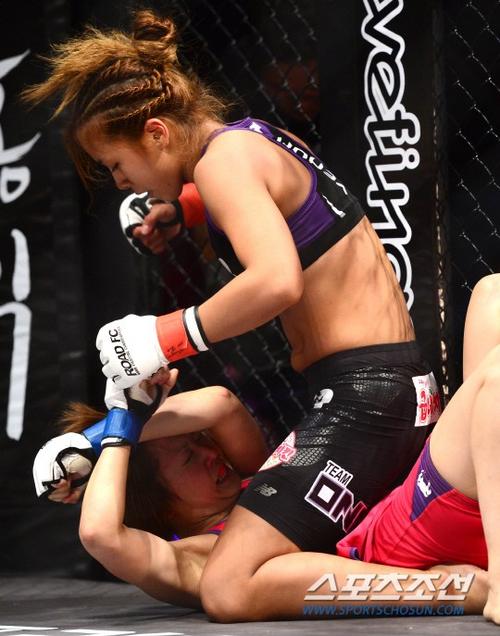 韩国美女拳手格斗激战 举牌女郎秀美胸抢镜(图)