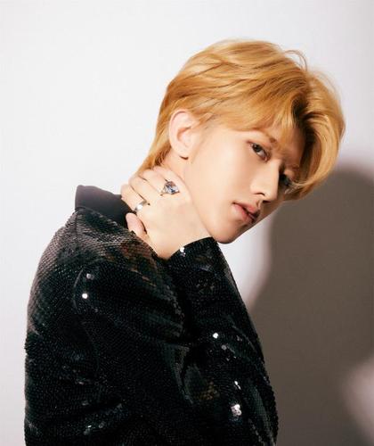 蔡徐坤解锁新发色,金色头发让人眼前一亮,迷人魅力正在释放