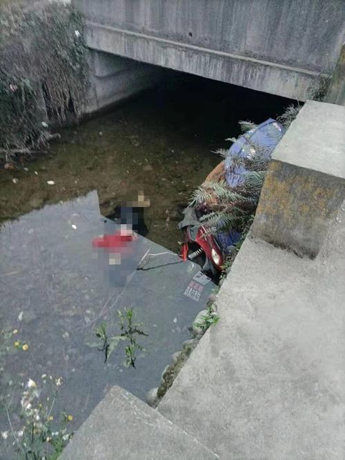 峨眉山市一河沟内现女尸