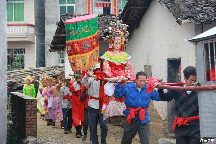 东莞启辰车友参加高州"年例"活动