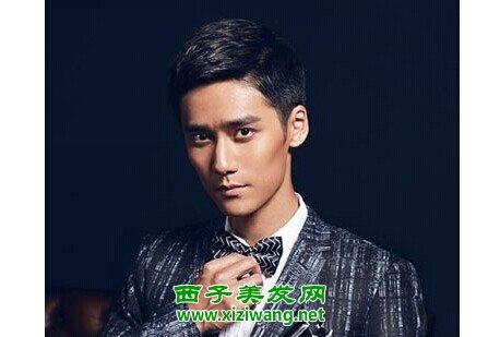 这是一款简约型的男生三七分斜刘海造型,头发的长度是寸短式的发型