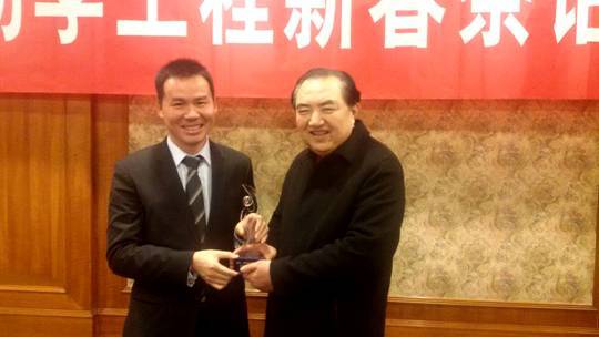 原江苏省人大副主任丁解民(右)向碧桂园集团沪苏区域总裁谢金雄颁发