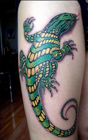 白皮肤大腿上的彩色蜥蜴纹身