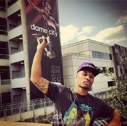 nba酷图# 利拉德这表情好像在说:「我有这个,你有吗」[doge]