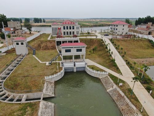 背靠淮河的老观排灌站正在开机提水.jpg