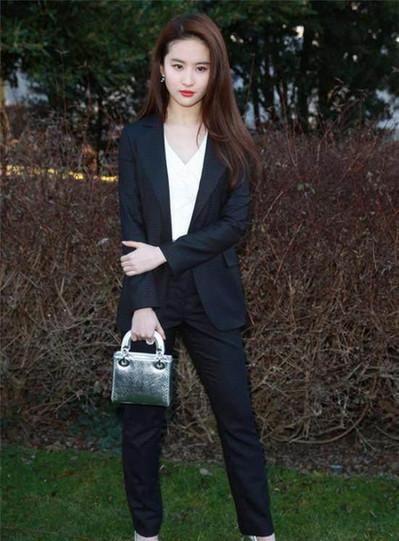 职场搭配丨太帅!关晓彤,杨幂,迪丽热巴等正装照曝光,好有职场范!