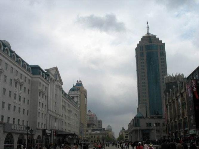 哈尔滨市很繁盛的一条商业步行街,北起江畔的防洪纪念塔,南接新阳广场