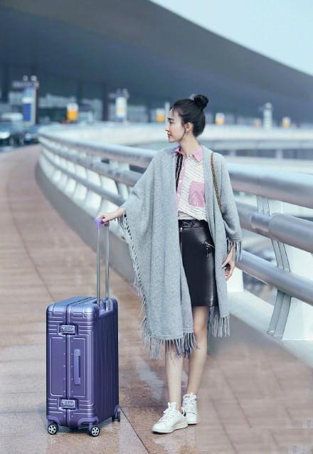 女星行李箱开扒,刘诗诗杨丽萍最个性刘雯最牛,而刘亦菲最节省