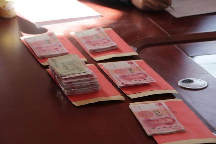 壕延庆某村过万现金桌上堆