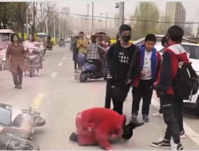 妈妈当街向儿子下跪磕头,求儿子回去上学,儿子对此却无动于衷