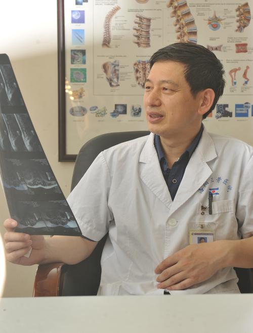 周英杰,主任医师,科主任,脊柱外二科主任,研究生学历,湖南中医药大学