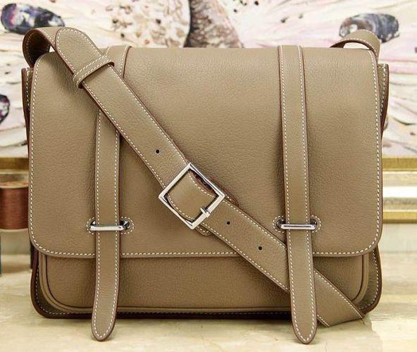 爱马仕官网上男包种类是多样的,大家在选购包包的时候要找准适合自己