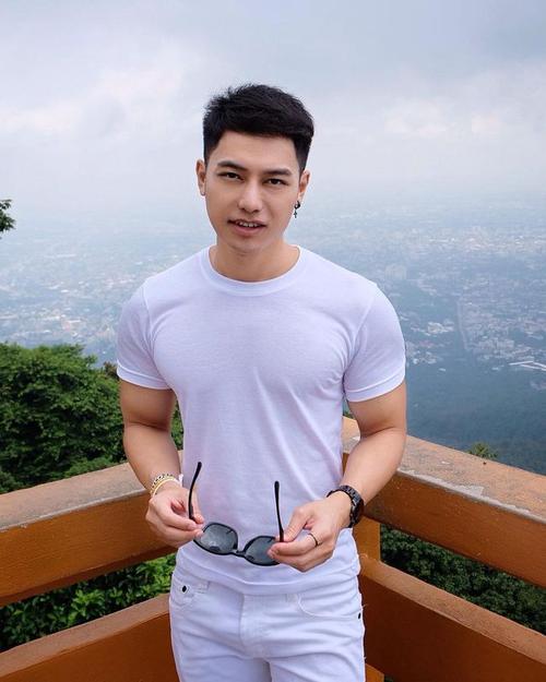 一腔热血为健身肌肉靓仔誓要把锻炼进行到底青春真好