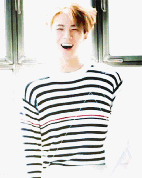 吴世勋微笑开心明星gif动图_动态图_表情包下载_soogif