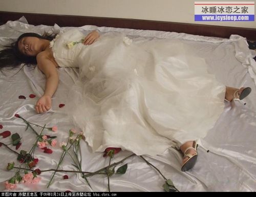 另类摄影艺术:唯美冰颜,女尸装扮很漂亮啊!52p