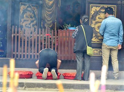 高考前家长烧香拜佛
