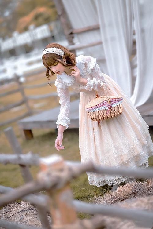 lolita:纯白少女漫步阳光下,慵懒甜美又软绵绵,奏响田园牧歌