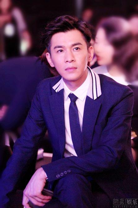 乔振宇获封"美丽偶像" 帅气亮相时尚盛典引人瞩目